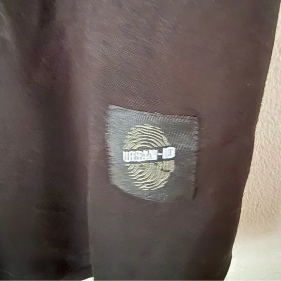 Classic Black Sleeveless Top - Picture 2 of 7